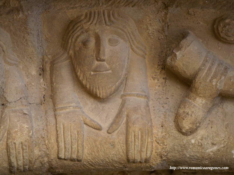 FIGURA DE BARBA RALA CON MANOS EN BAQUETN